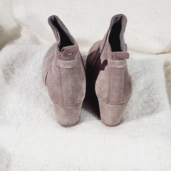 Tom’s Taupe Grey Suede Kelsey Booties Size 7W - Picture 4 of 9